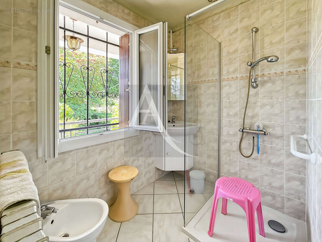 Maison avec dépendance et joli terrain - 3 chambres - photo 10