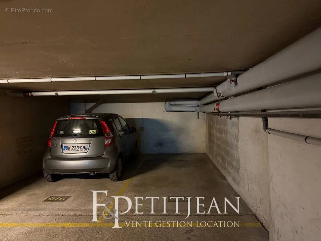 Parking à PARIS-16E