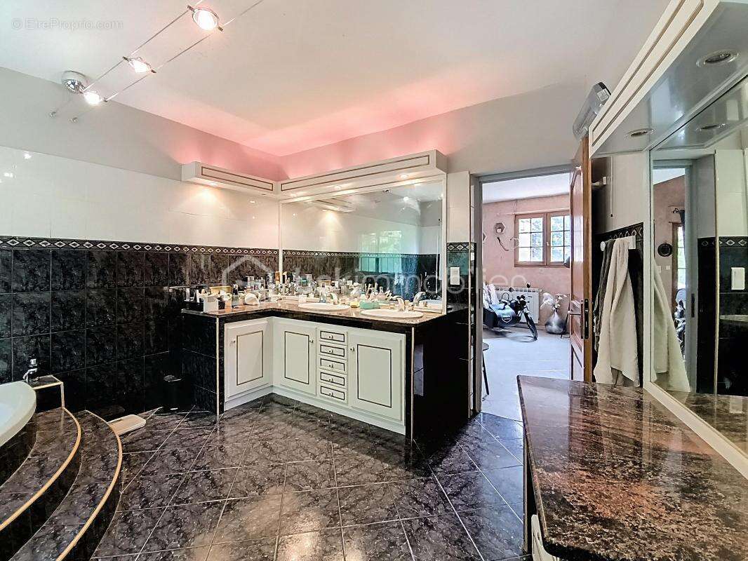 Grande maison familiale de 287 m² avec jardin, piscine et garage – Bédarieux - photo 14
