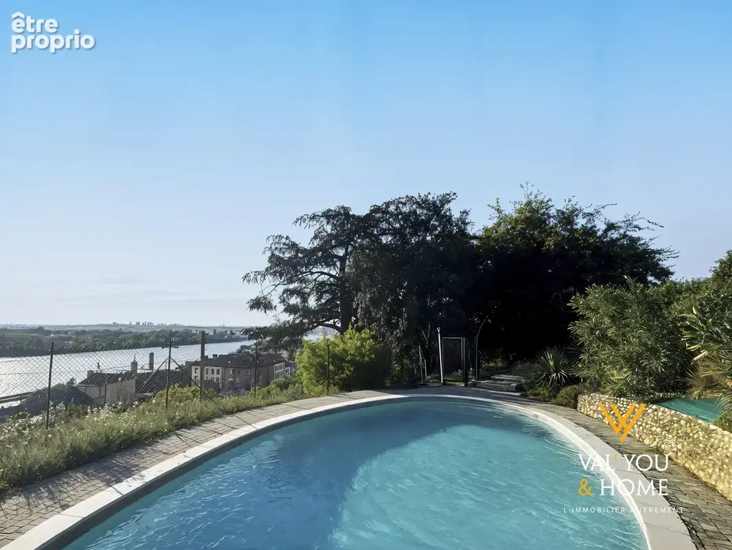 La Mulatière secteur COTEAU - FONTANIERES : charme, prestige et cadre unique avec piscine pour ce studio réhab - photo 3
