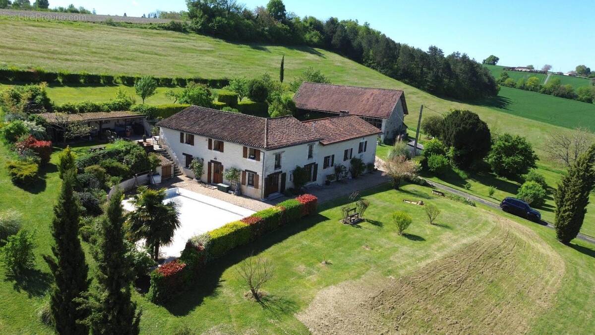 Maison à NANTEUIL-AURIAC-DE-BOURZAC
