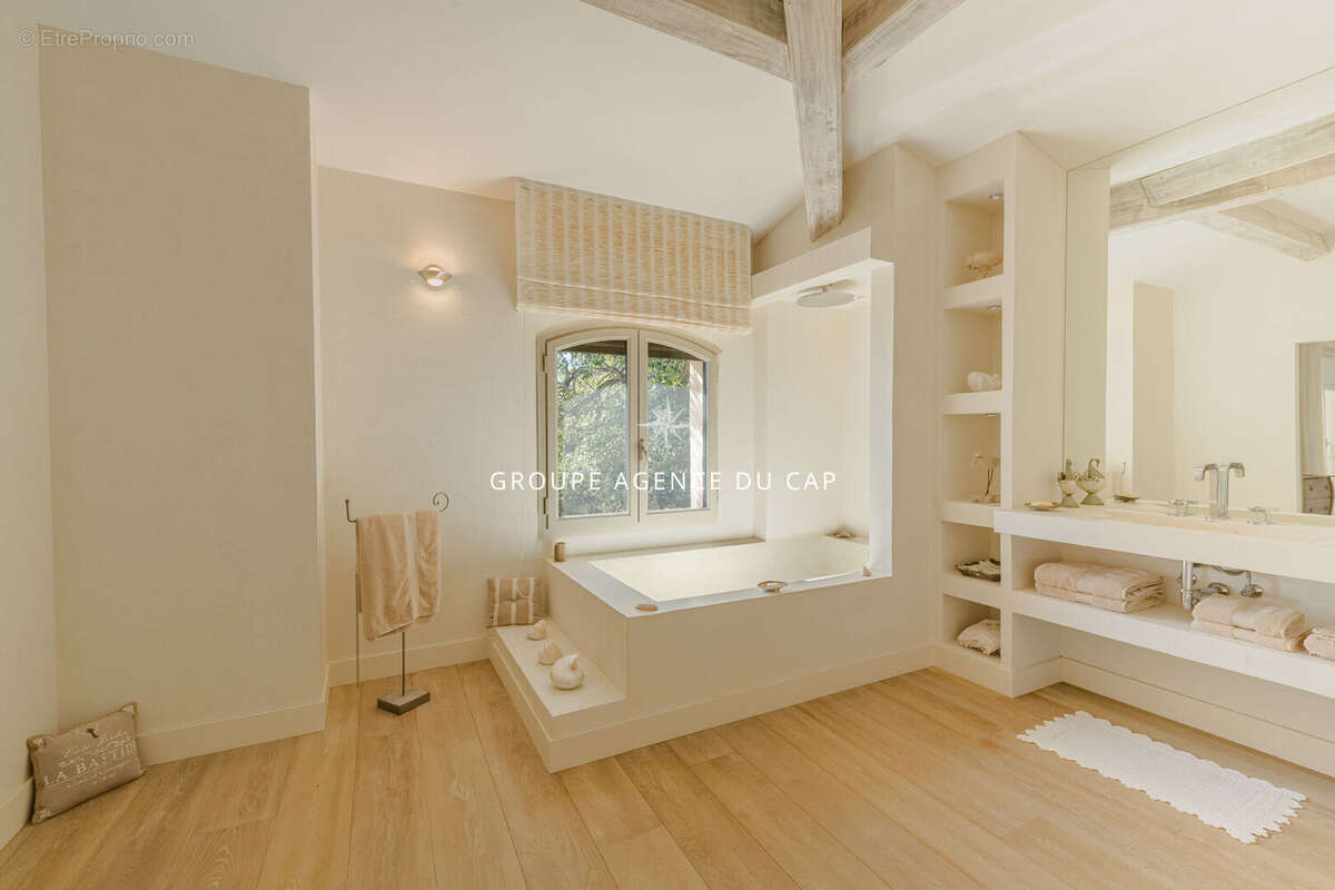 Superbe villa pieds dans l' eau avec acces prive a la plage - photo 10