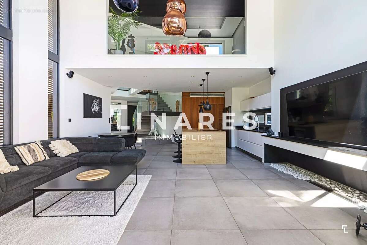 LA CONFIDENTIELLE - Villa T4/5 de 155m² - Piscine - Garage 39m² - Terrain 985m²  - 13012 MARSEILLE - photo 6