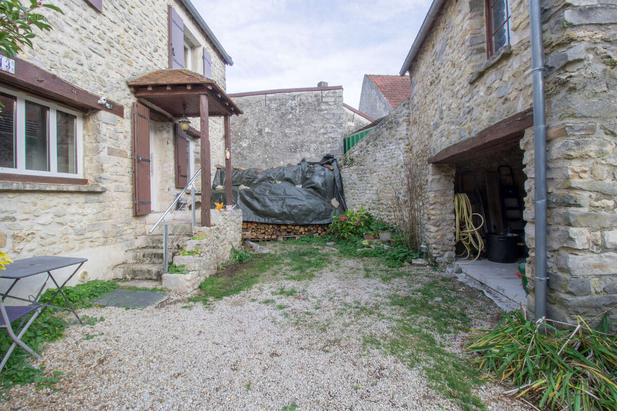 Maison à VILLENEUVE-SUR-AUVERS