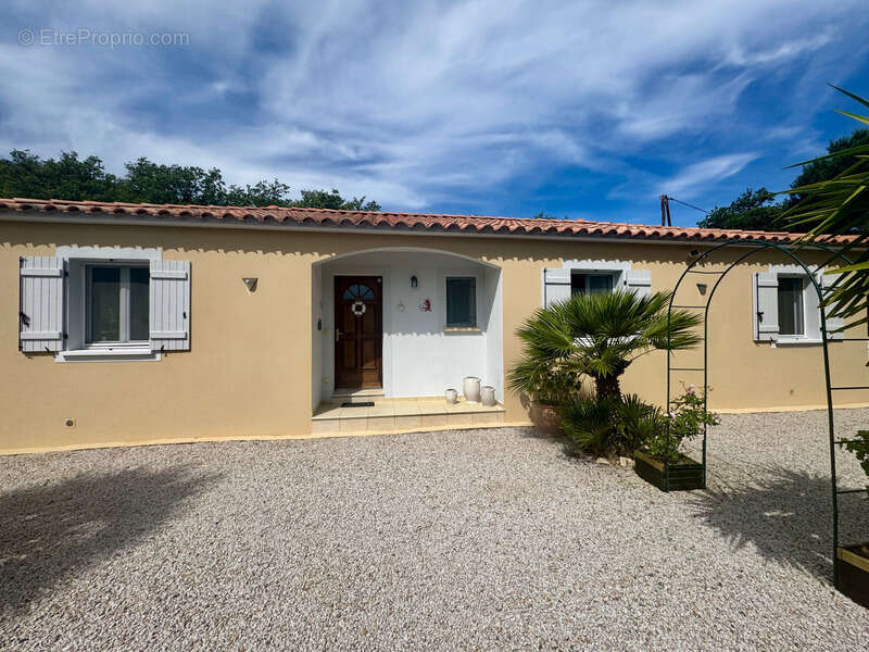 A vendre : Villa contemporaine de plain-pied avec piscine chauffée et vue montagne (Corse) - photo 19