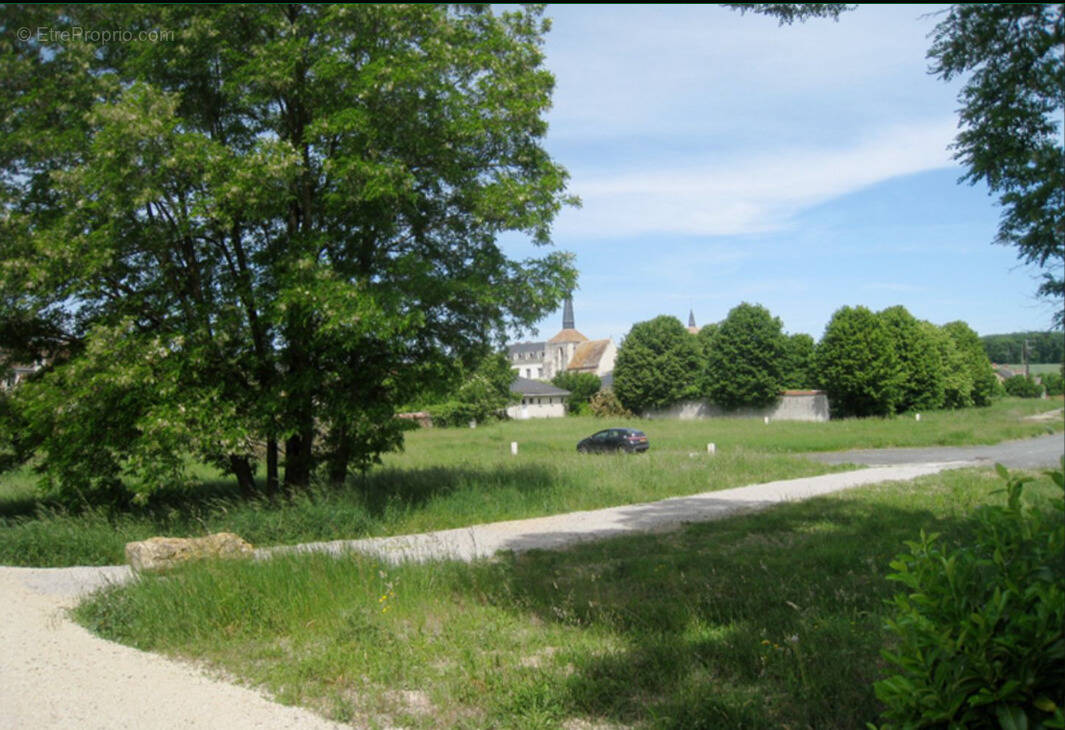Terrain à COUSSAY-LES-BOIS