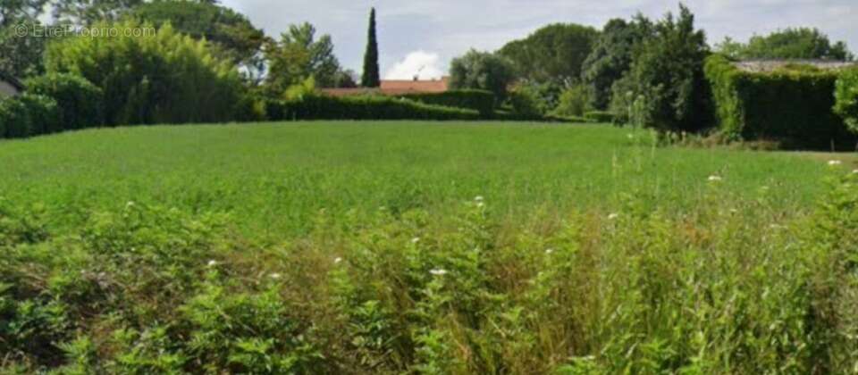 Terrain 672 m² à L'isle-Jourdain  - photo 2