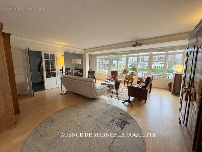 Maison à MARNES-LA-COQUETTE