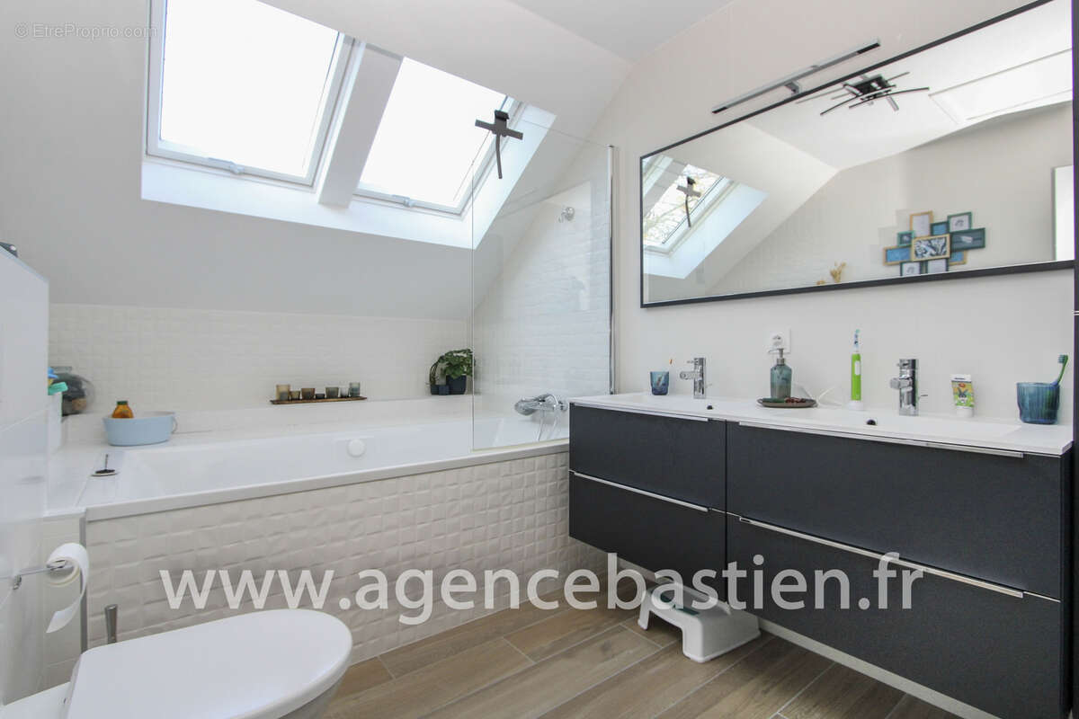 Maison à SAINT-GENIS-POUILLY