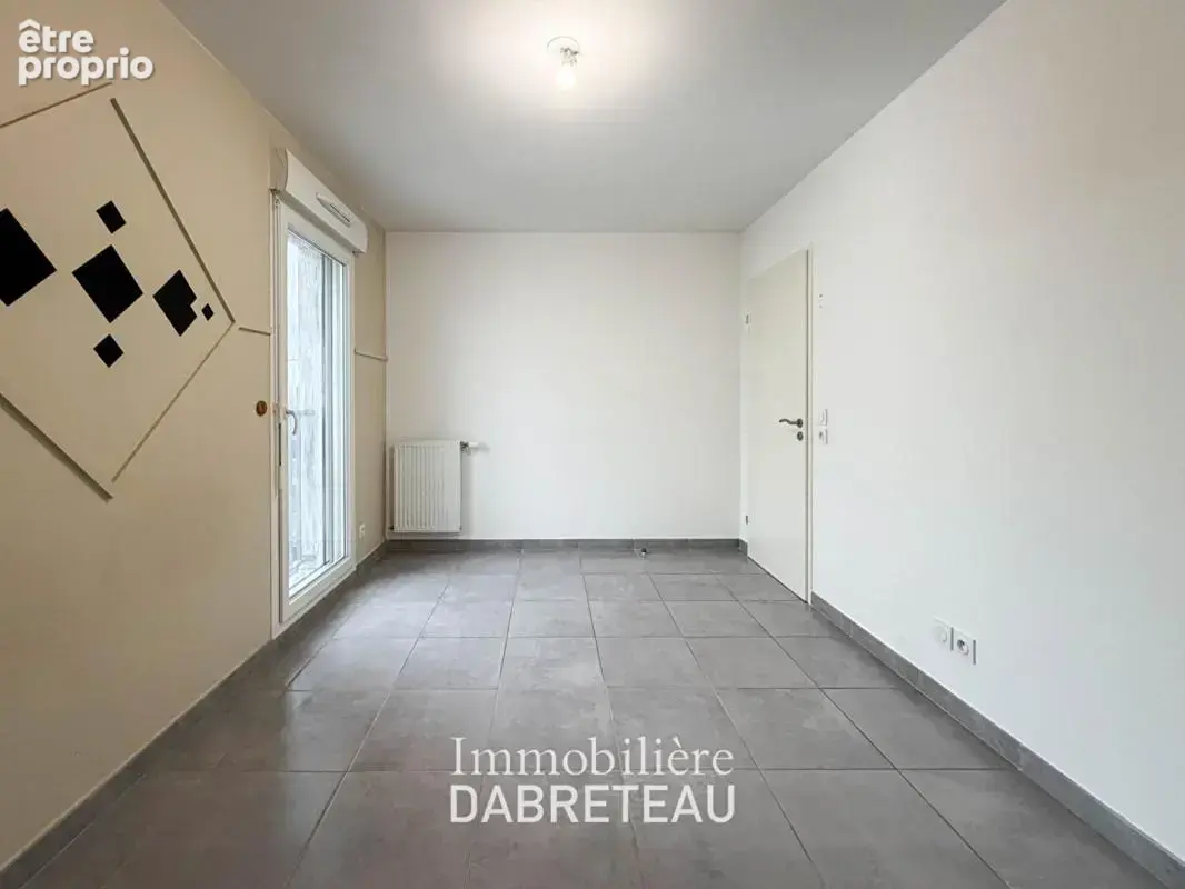 Vaulx en Velin - T4 de 75m2 en dernier étage avec grand balcon - photo 14