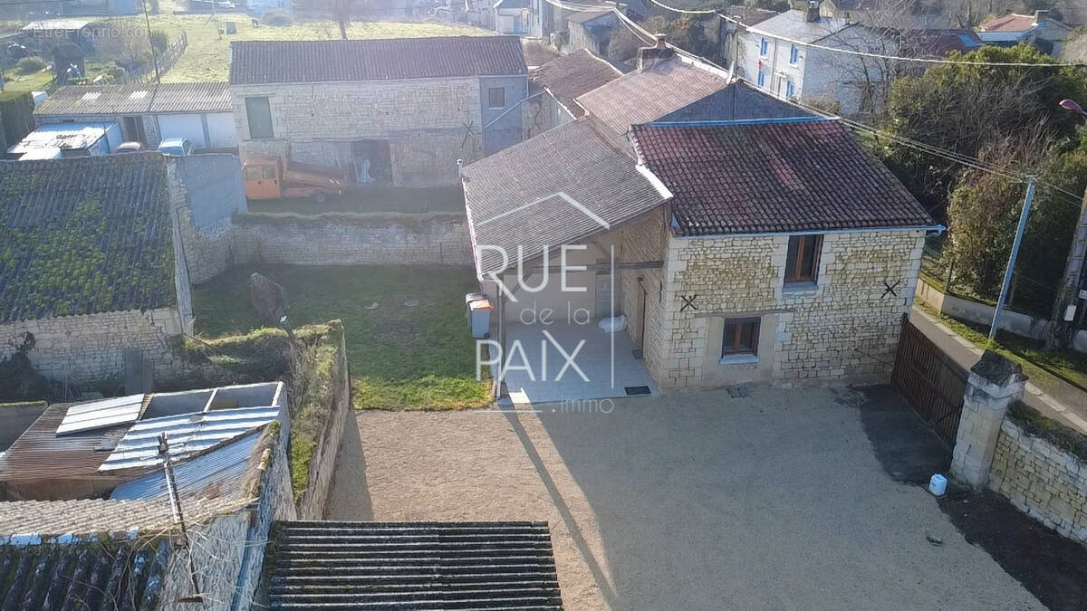 Maison à LES TROIS-MOUTIERS