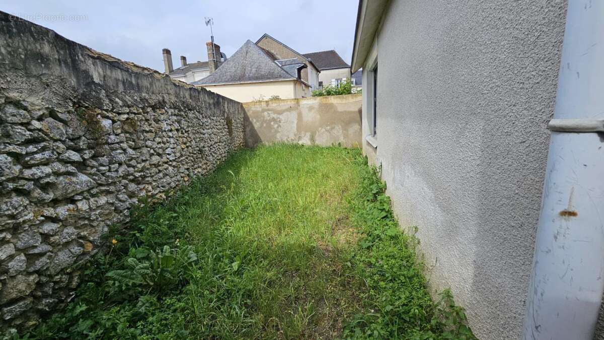 Maison de charme – Centre-ville – Idéal primo-accédant / investisseur / retraités NOYANT (49) - photo 3