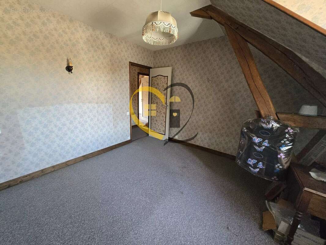 Maison à LA CHAPELLE-D'ANGILLON