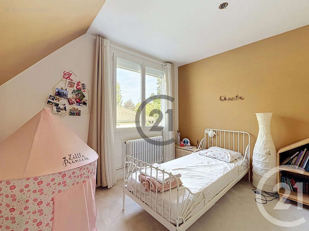 Maison 191 m² à Saint-Julien-Les-Villas  - photo 12