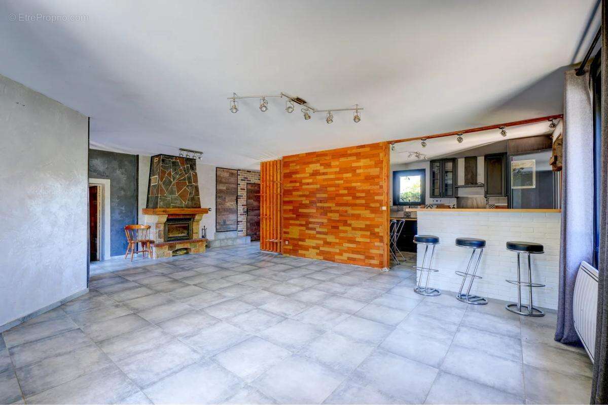 Maison de 8 pièces de 170 m² à Saint-Laurent-de-Mure - photo 5