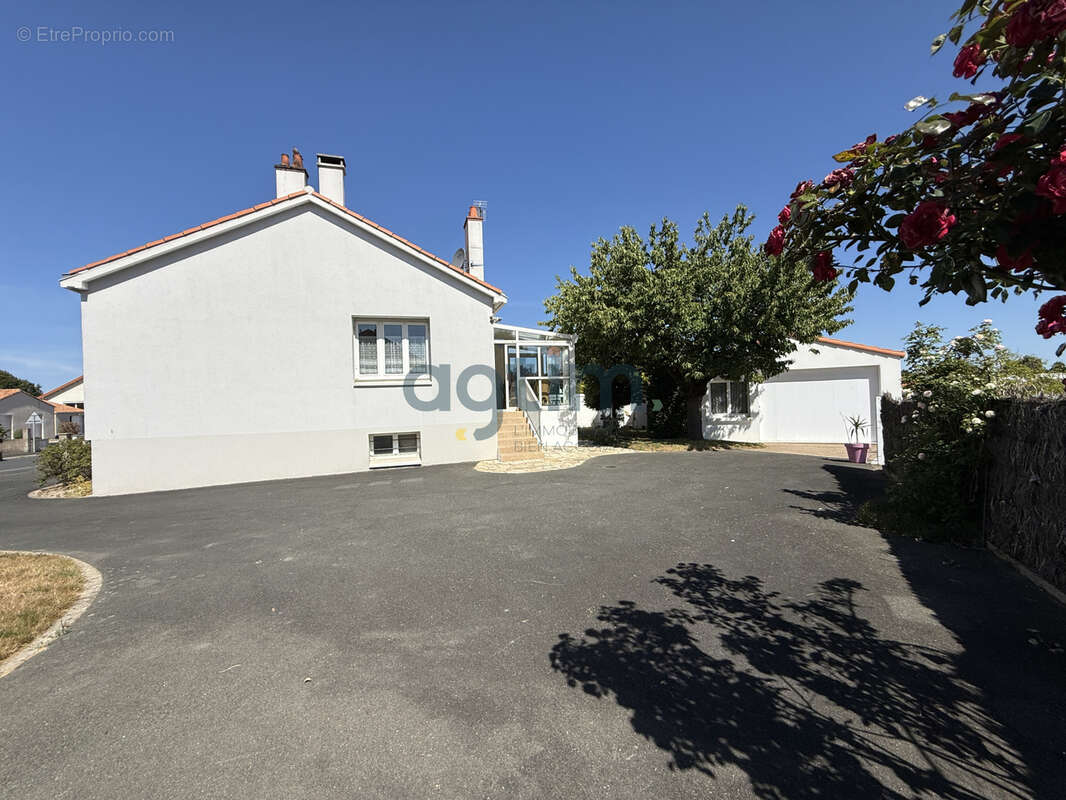 La Bruffiere - 3 chambres - Deux garages - Jardin - photo 11