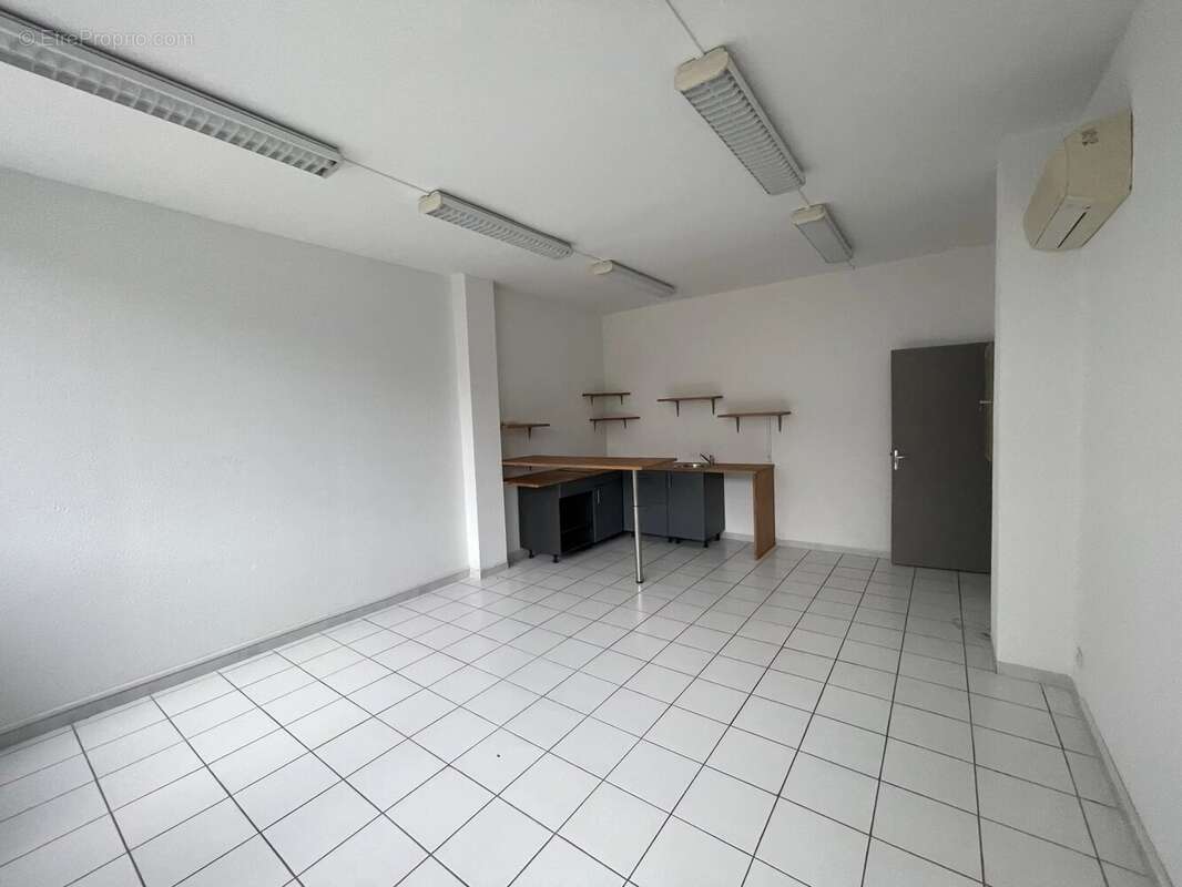 A VENDRE  Bureaux + Entrepôt au total   610m2 - photo 13