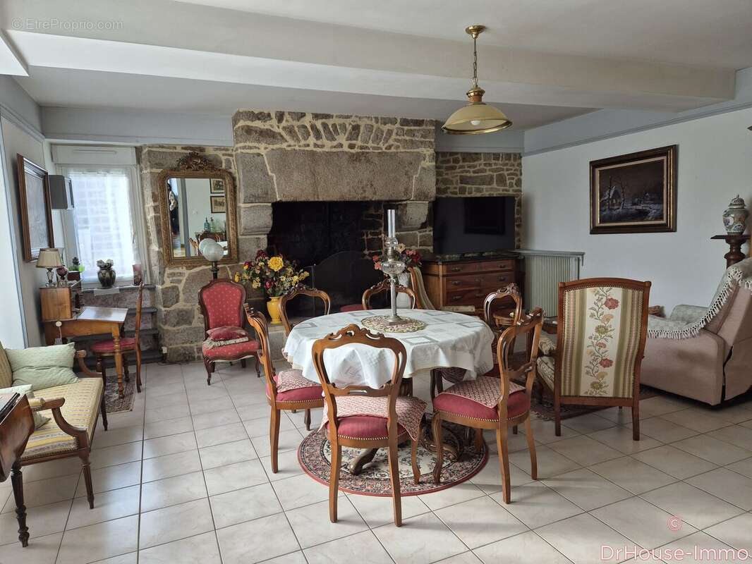 Maison à AMBRIERES-LES-VALLEES