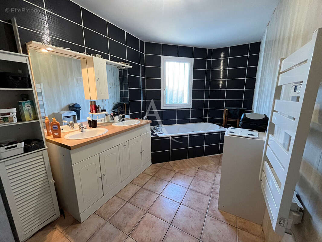 Maison à MONTIGNE-LE-BRILLANT