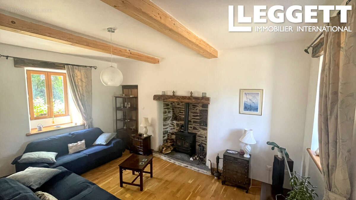 Superbe maison en pierre de caractère avec 2 chambres, située dans un hameau paisible. Terrain de 2825 m² - photo 3