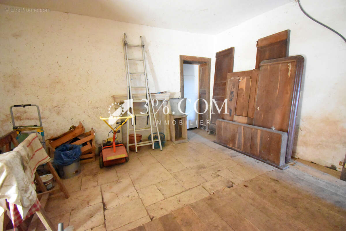 Maison de caractère de 280 m2 à rénover sur un terrain d'environ 950 m2 à FAVIERES - photo 13