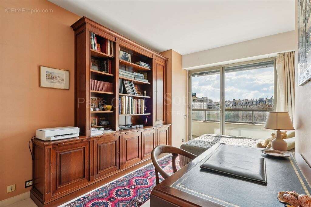 Appartement à PARIS-16E