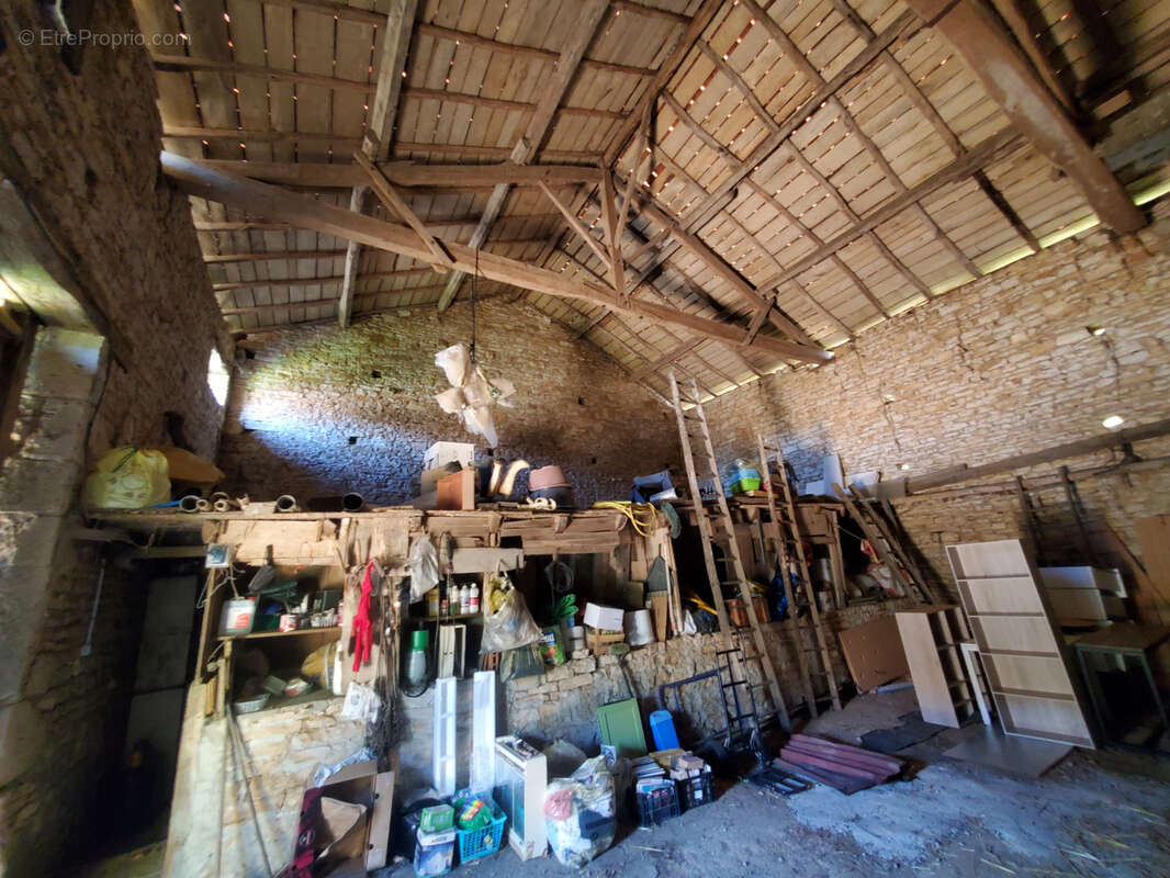 Maiosn de village et dépendances - photo 17