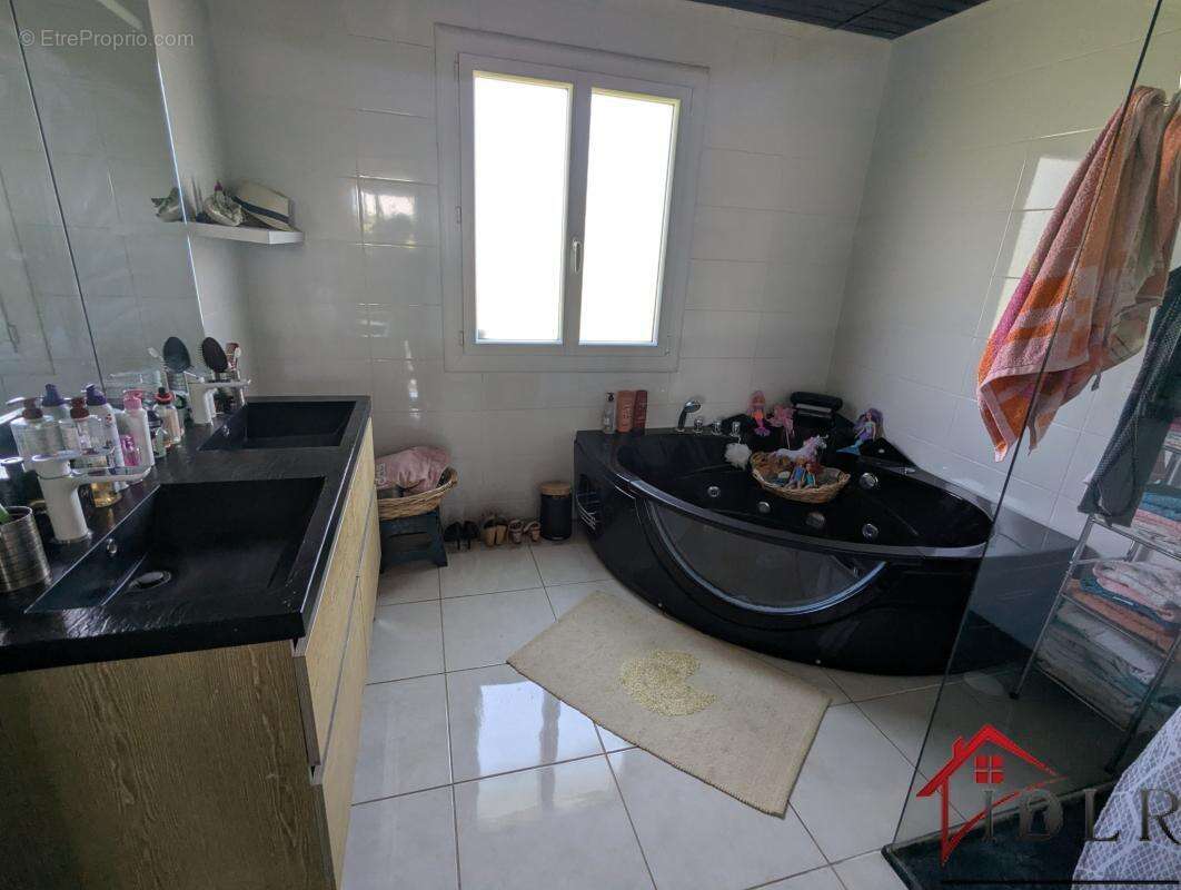 Pavillon sans mitoyenneté sur 1440 m2 à Oyriers - photo 7