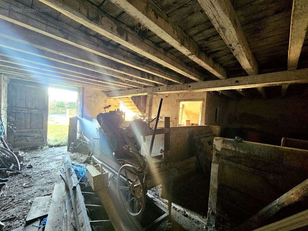 Corps de ferme à rénover avec son terrain d'environ 700m² - photo 8