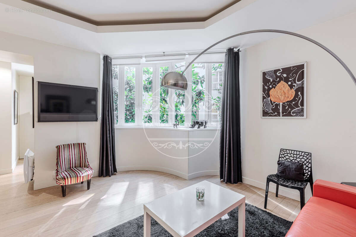 Appartement à PARIS-1E