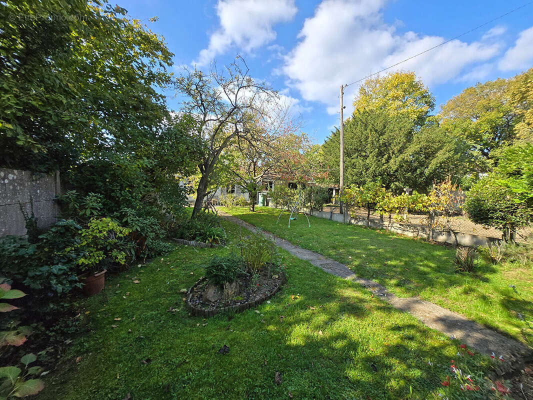 Maison à SAINTE-GENEVIEVE-DES-BOIS