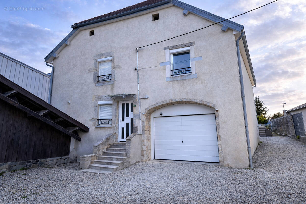 Maison à POUILLEY-LES-VIGNES