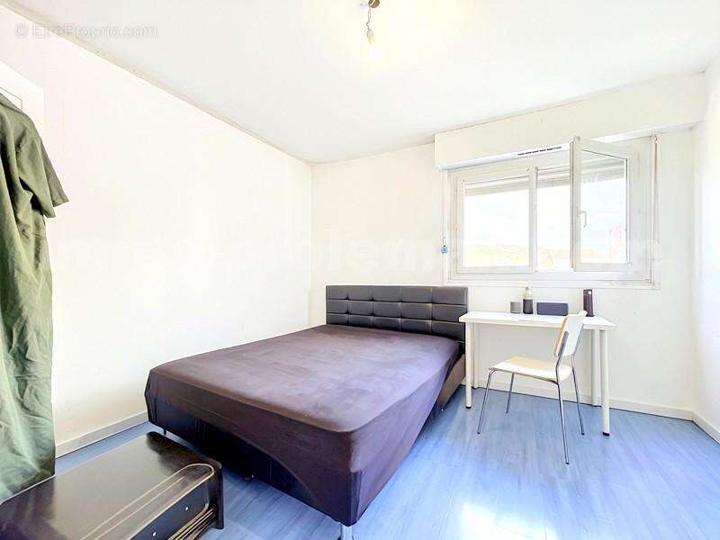 Appartement_T3_Annemasse_belle_superficie_prox_frontière_Suisse_tram_Ceva_direction_GENEVE_Frontaliers_Salon_séjour_dégagement_Chambre_salle_de_bain_grand-balcon_ - Appartement à ANNEMASSE