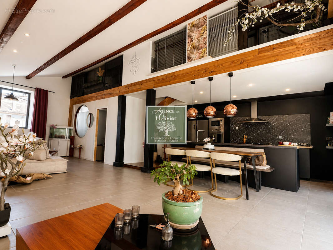 Loft d'architecte avec terrasse et parking en coeur de ville - photo 2