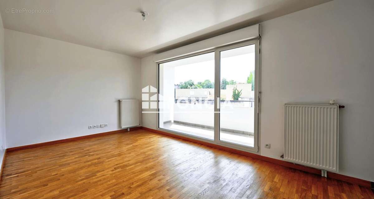 Appartement 2 pièces rénové avec terrasse de 10 m² et parking en sous-sol, dans une résidence sécurisée à 5 min du Tram 13 et pr - photo 3