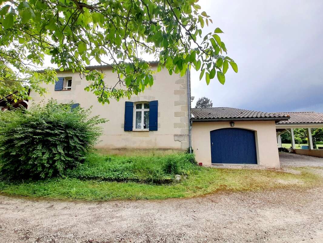Jolie maison en pierre avec 4 chambres, un grand garage et un abri voiture. - photo 13