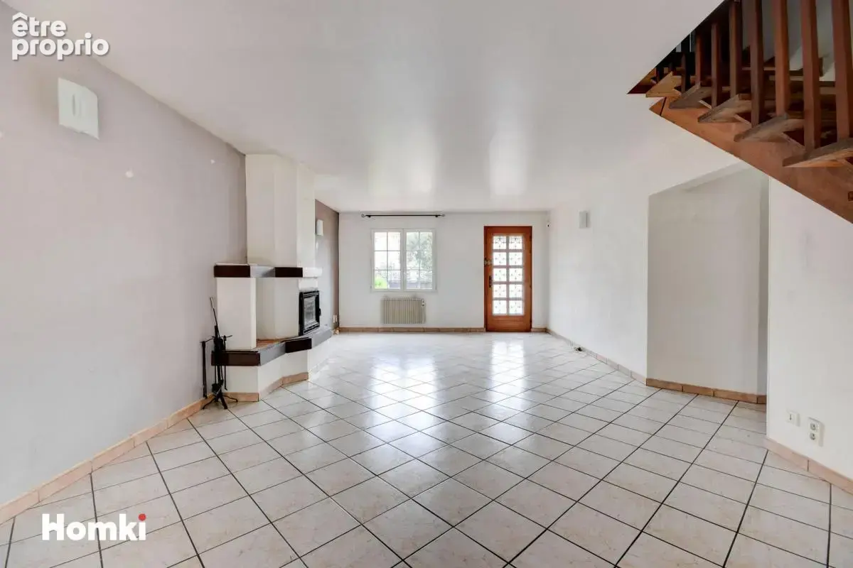 Villa de type 4 jumelee d'un cote avec 2 terrasses un jardin et garage - photo 4