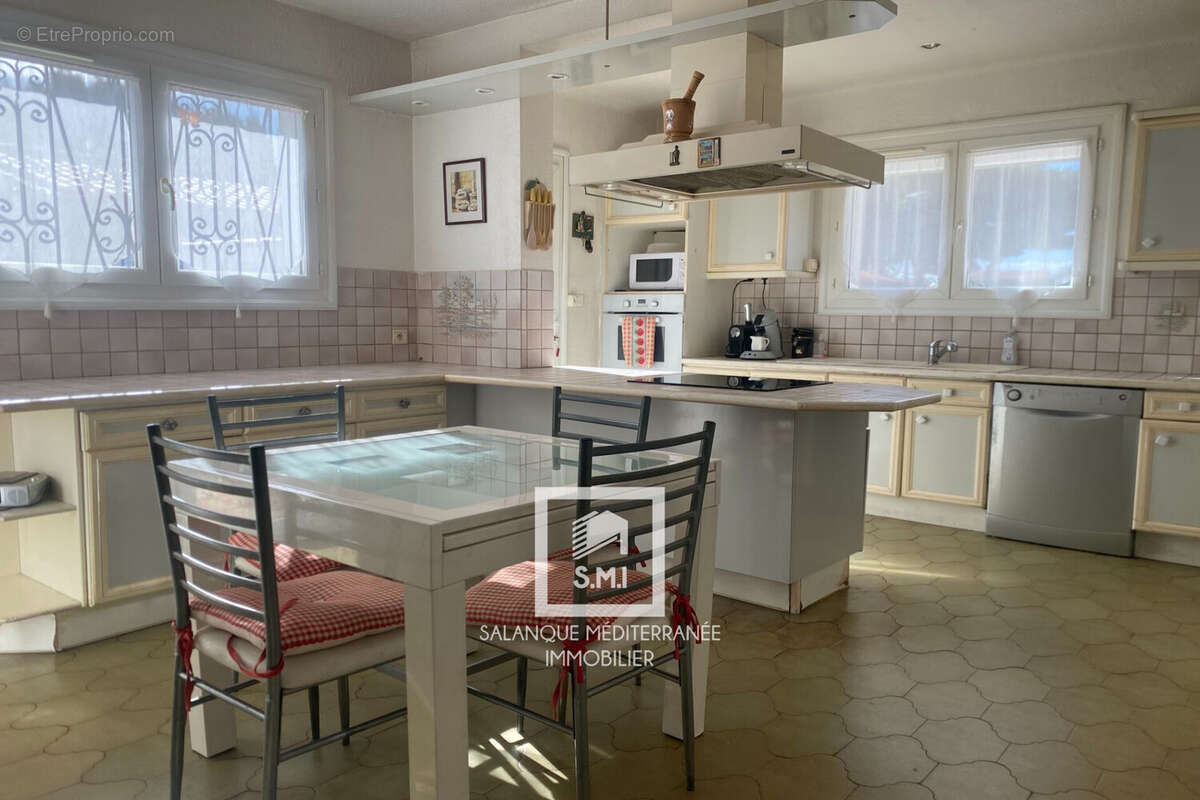 Maison à SAINT-LAURENT-DE-LA-SALANQUE