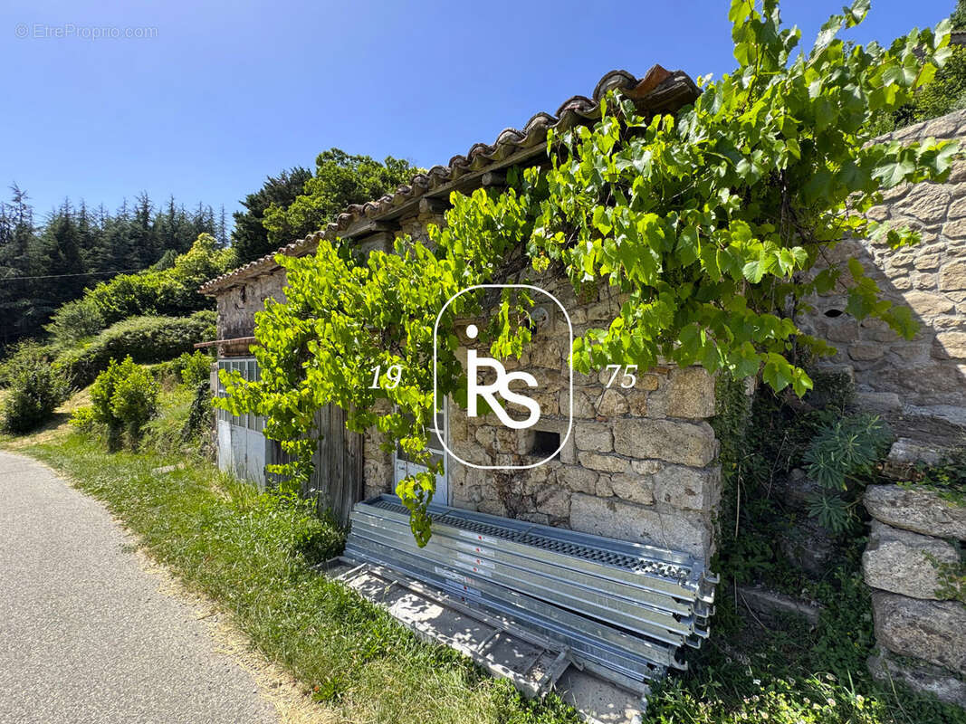 Maison de village à rénover avec terrain, garage et atelier - photo 4