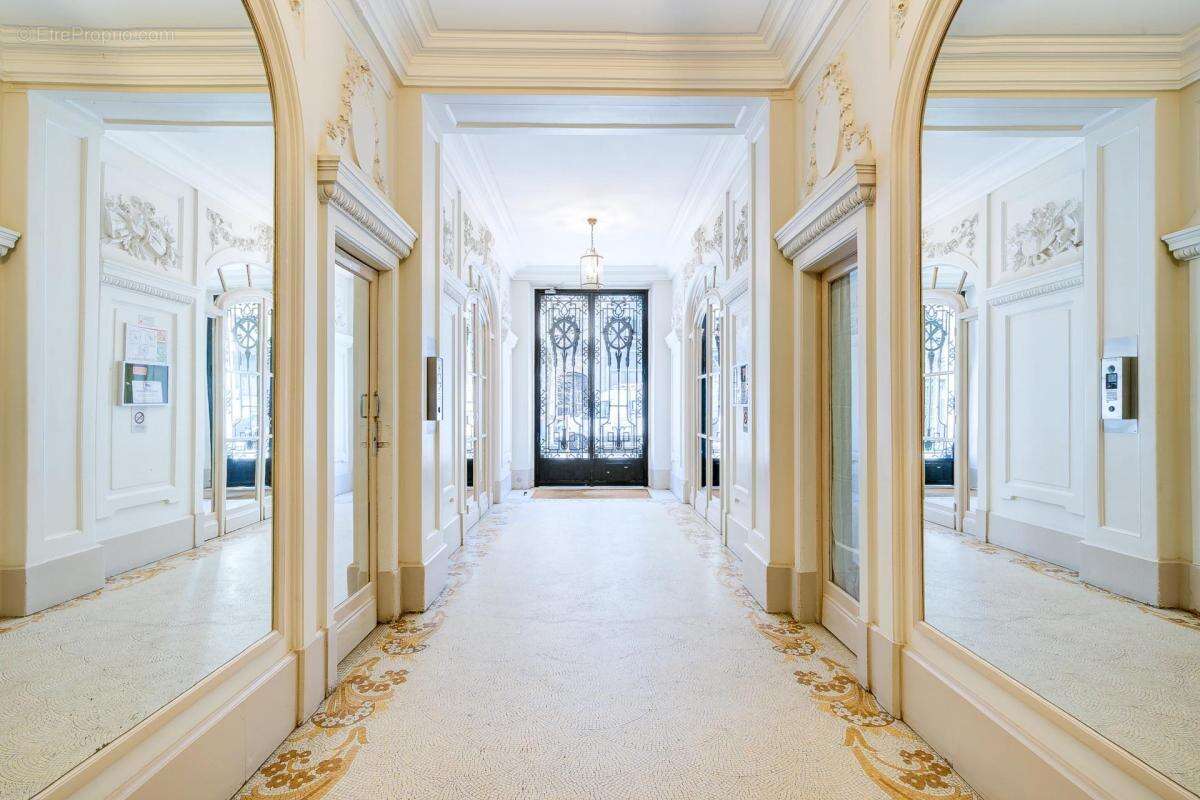 Appartement à PARIS-16E
