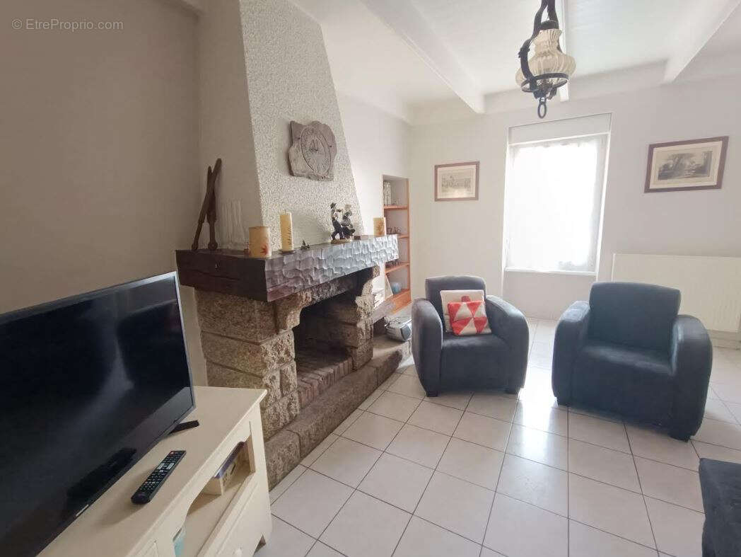 Maison à CHATEAUNEUF-DU-FAOU