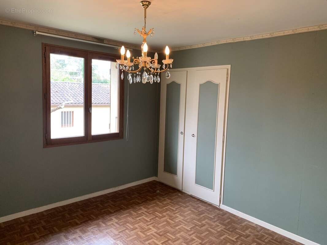 chambre1 avec placard expo Sud - Maison à AUCH