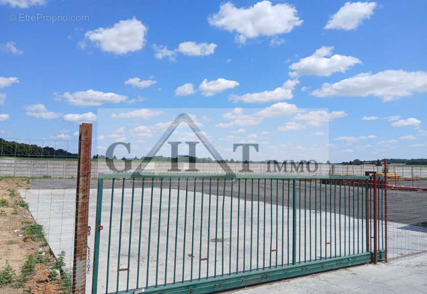 Terrain à SAVIGNY-LE-TEMPLE