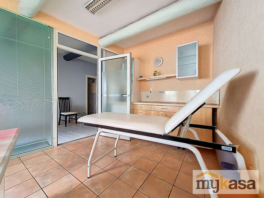 Commerce à SAINT-MITRE-LES-REMPARTS