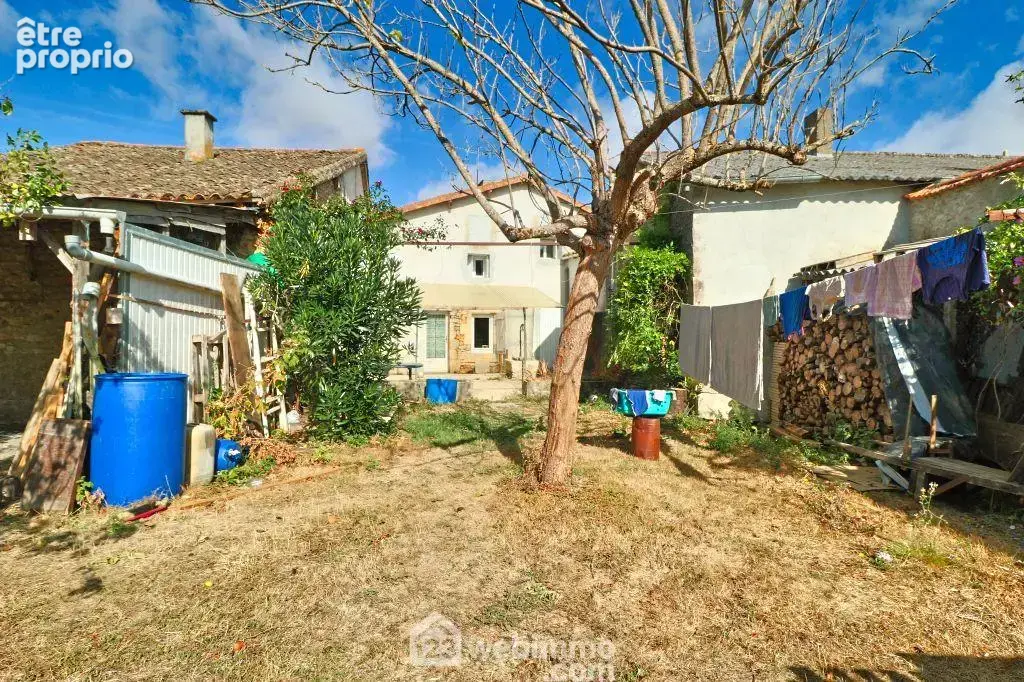 Proche de tout, au calme, une maison familiale prête à vous accueillir.
