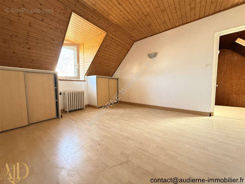 Bel appartement de 108 m2 - plein centre-ville d'AUDIERNE - T4 avec 3 chambres en duplex - vue sur Goyen - photo 9