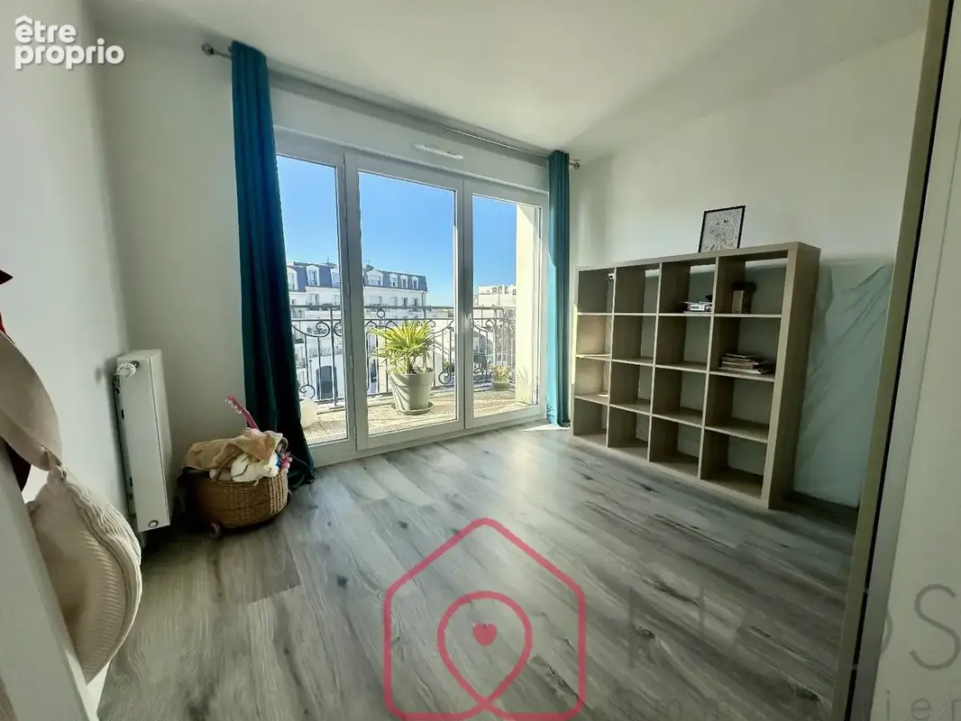 3 pièces 63 m² - Terrasse 40 m² plein sud - Tramway au pied. - photo 5