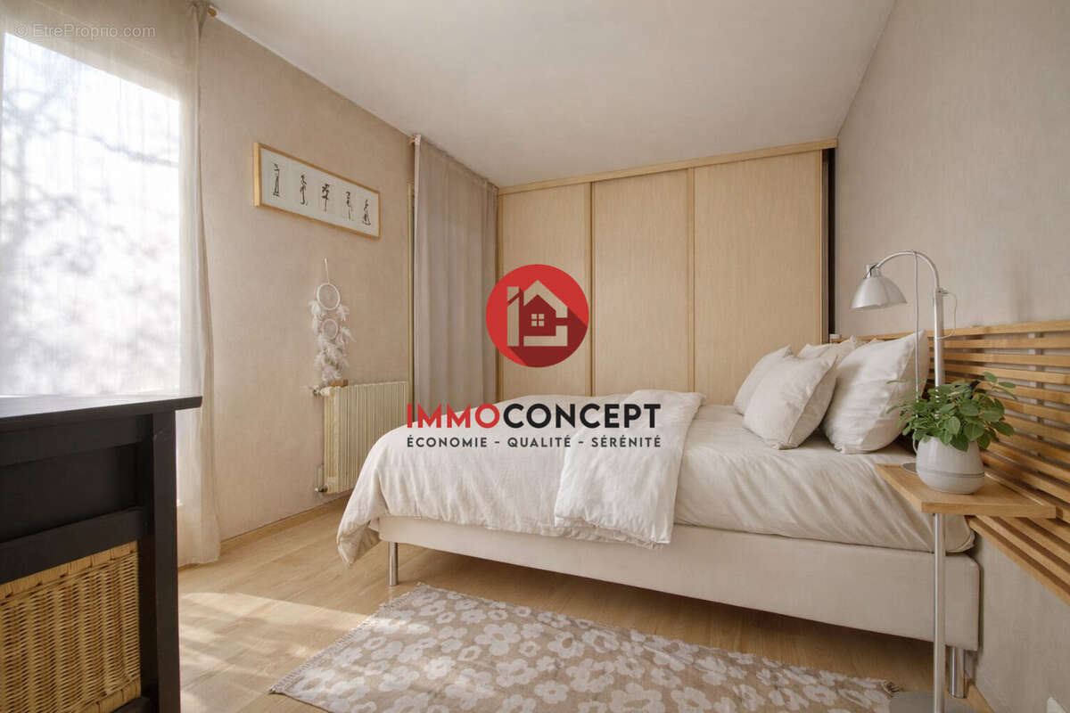 Chambre avec placards intégrés - Maison à SAUVETERRE