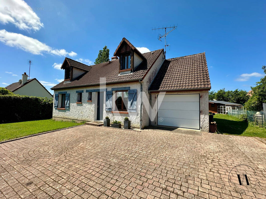 Maison à MARCILLY-EN-VILLETTE