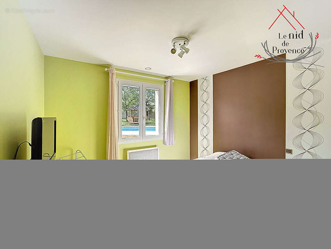 Maison à LA ROQUE-SUR-PERNES